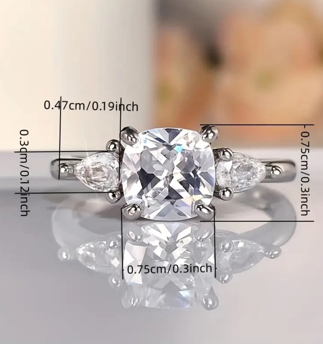 Elegant Bride's Wedding Ring With 4-claw Setting Of 3 Zirconia