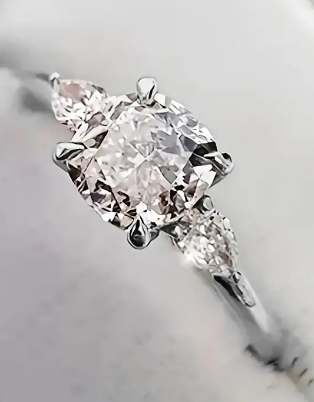 Elegant Bride's Wedding Ring With 4-claw Setting Of 3 Zirconia