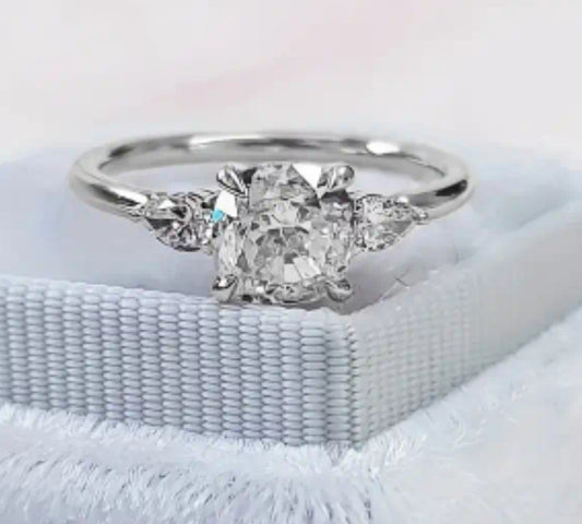 Elegant Bride's Wedding Ring With 4-claw Setting Of 3 Zirconia