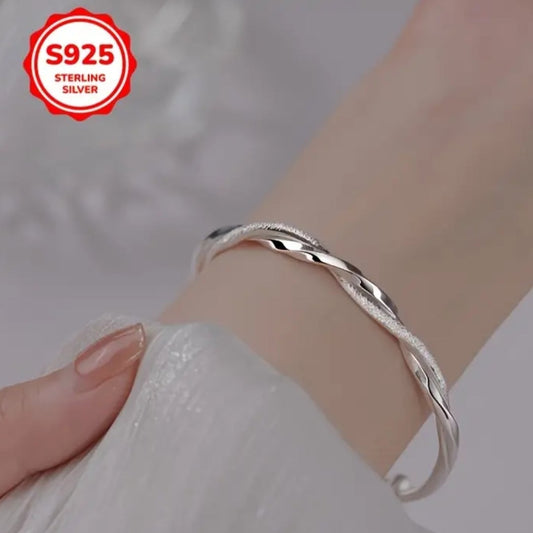 Elegant 925 Sterling Silvery Mobius Strip Bracelet